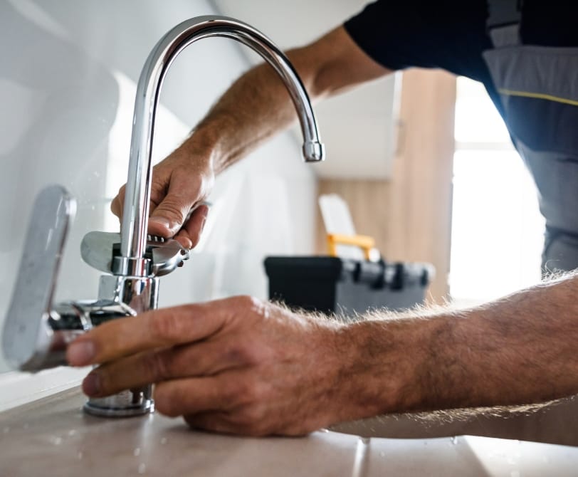 HOME - hand bij kraan